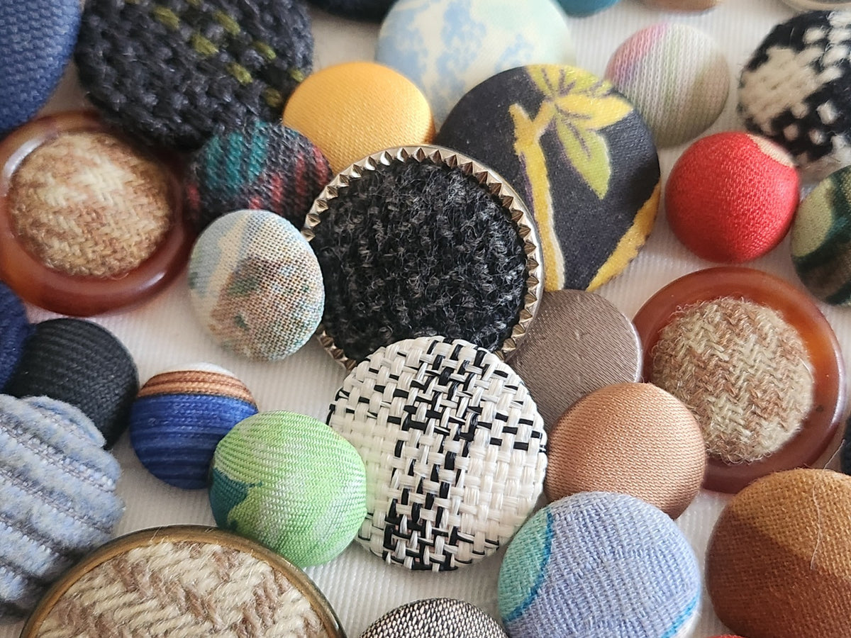 Lot 66 boutons anciens  tissu vintage panaché pied 1 à 2,9 cm ref  6227