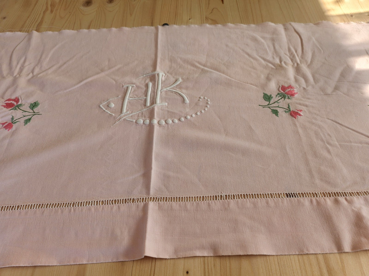 Monogramme ancien HK retour de drap rose brodée jour B7