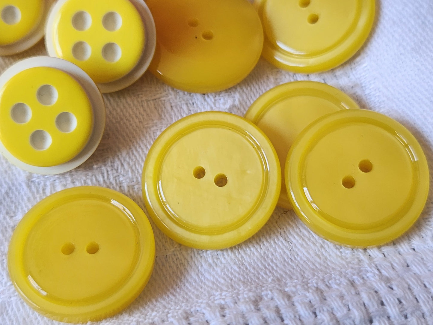 Lot 12 boutons vintage 2 séries tons jaune 1,7 et 2,1 cm ref 2554
