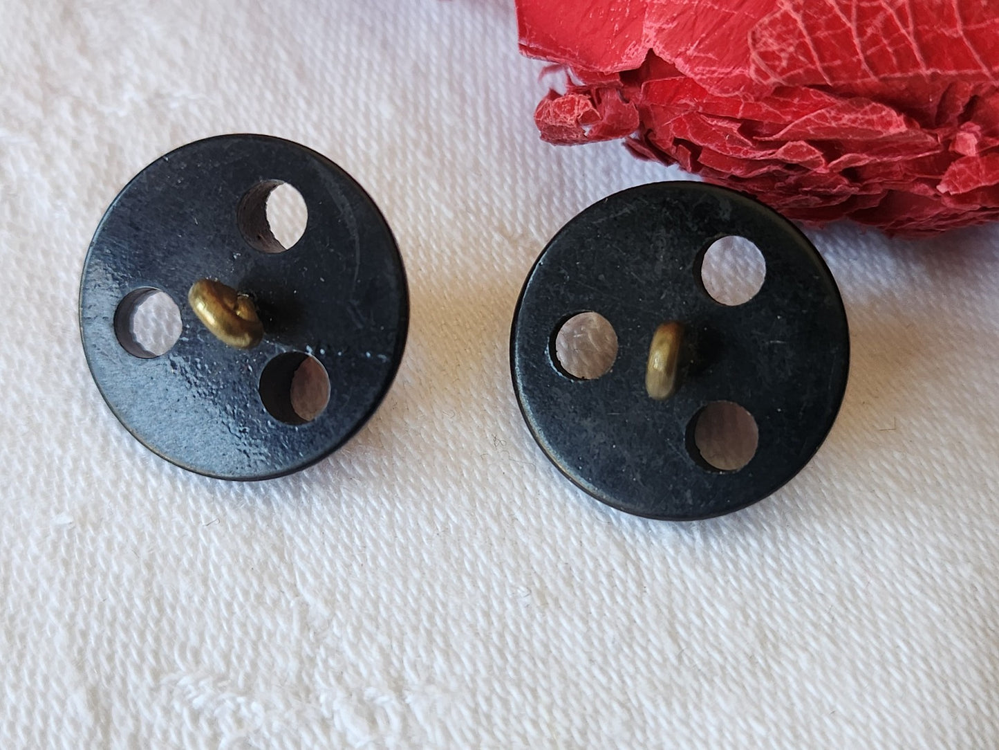 Duo boutons anciens un noir un bleu foncé  ajouré pied laiton dome 1,8 cm G15T