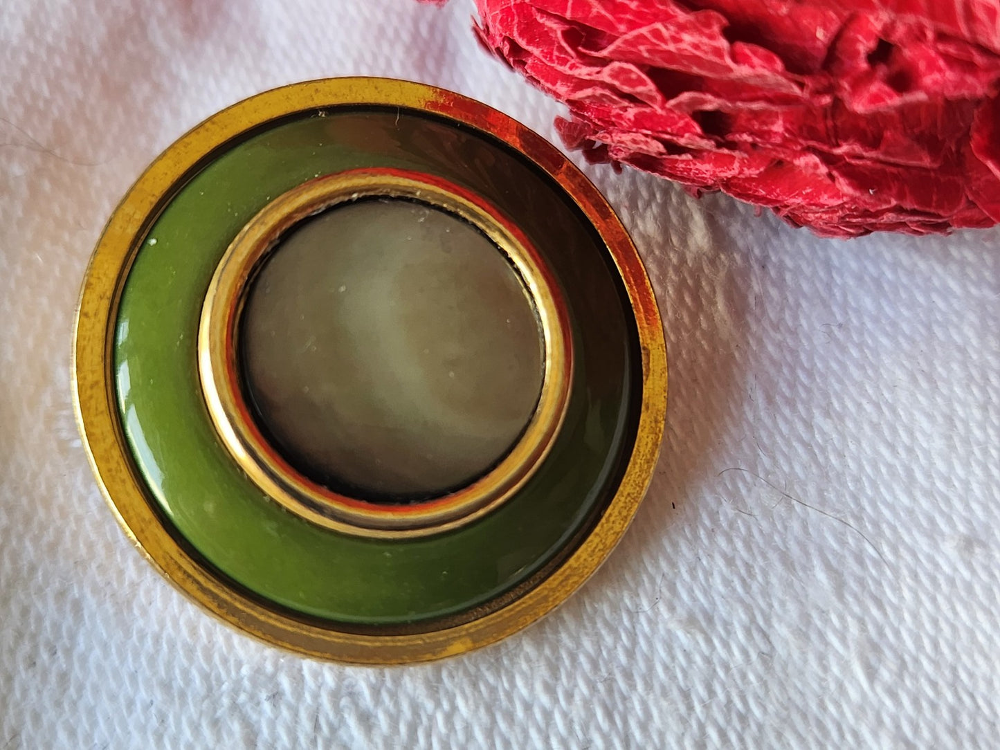 Gros bouton ancien en metal vert coeur en nacre 2,4 cm ref 3754