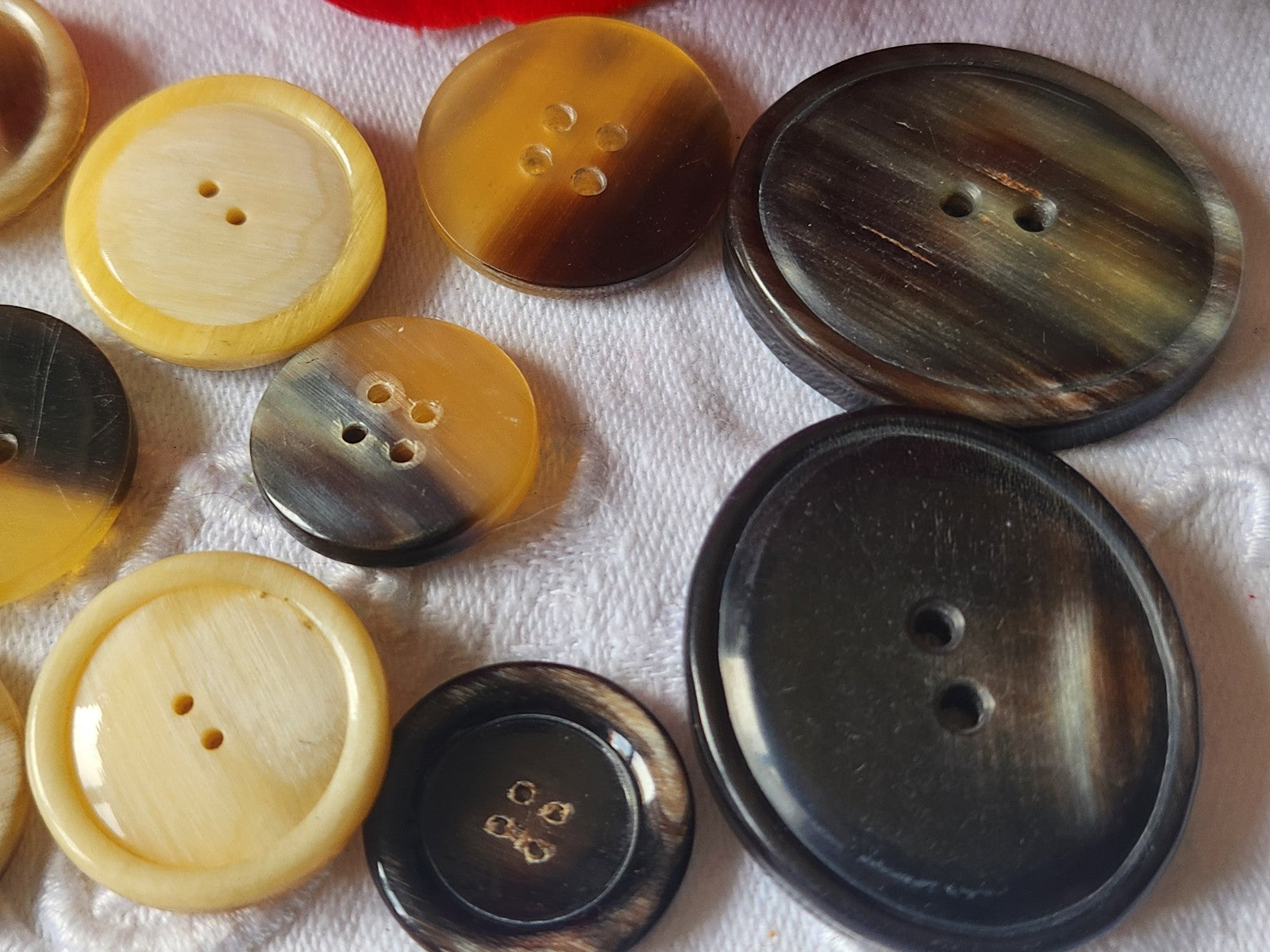 Lot 12 boutons anciens en corne creme 2 cm à 3,1 sur 3,6 cm ref 2058
