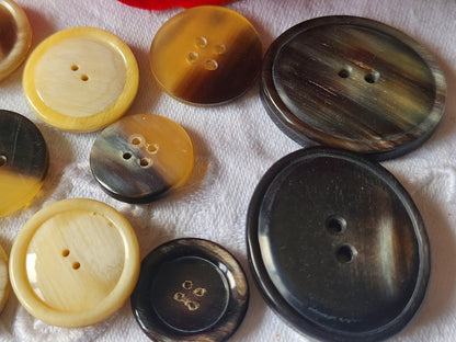 Lot 12 boutons anciens en corne creme 2 cm à 3,1 sur 3,6 cm ref 2058