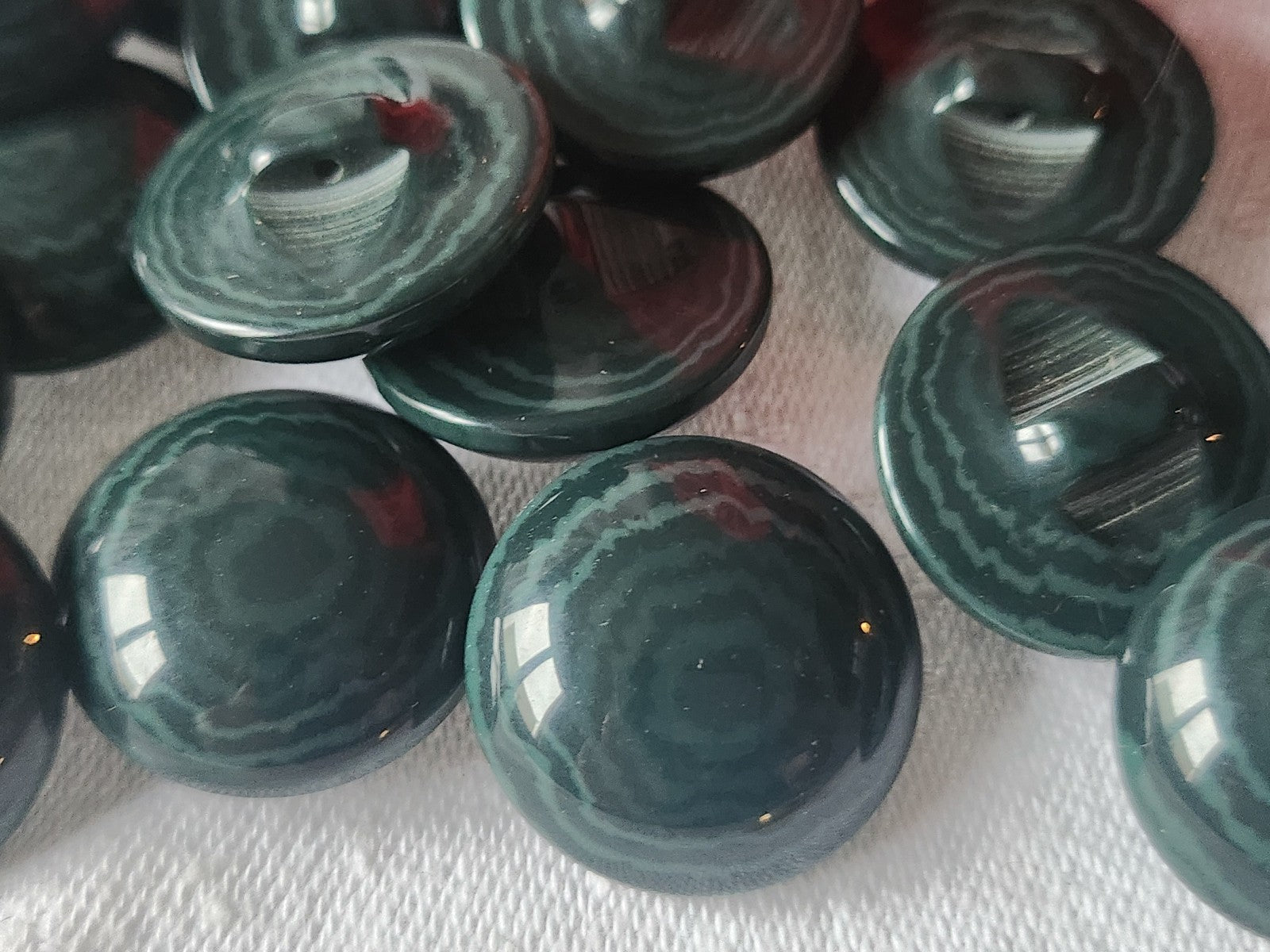 Lot 6 boutons vintage bombé vert camaieu  pied veiné 2,2 cm ref 1252