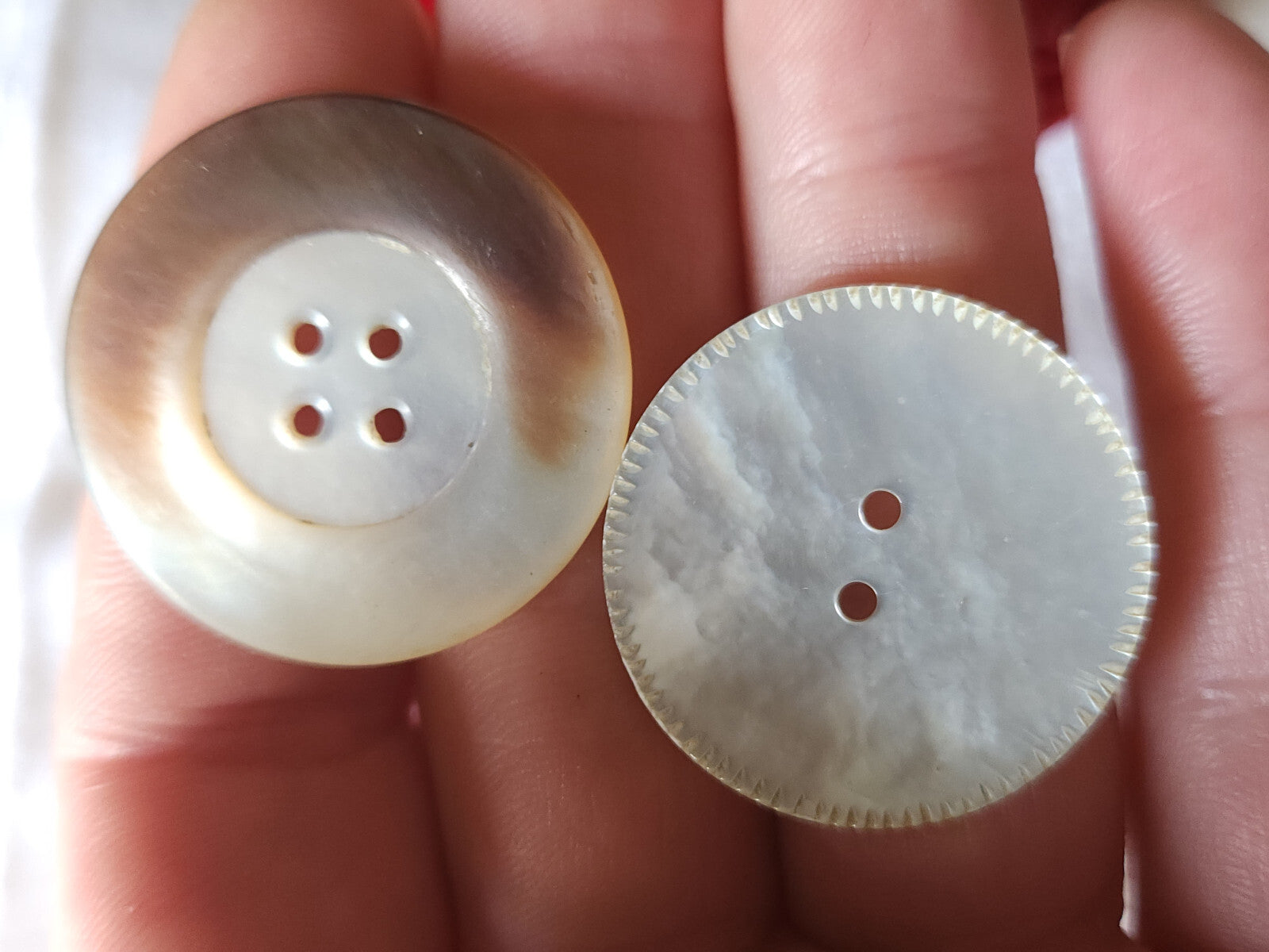 Duo boutons ancien en nacre 2,8 cm et 3,1 cm trous gros G18H
