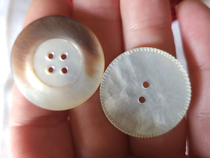 Duo boutons ancien en nacre 2,8 cm et 3,1 cm trous gros G18H