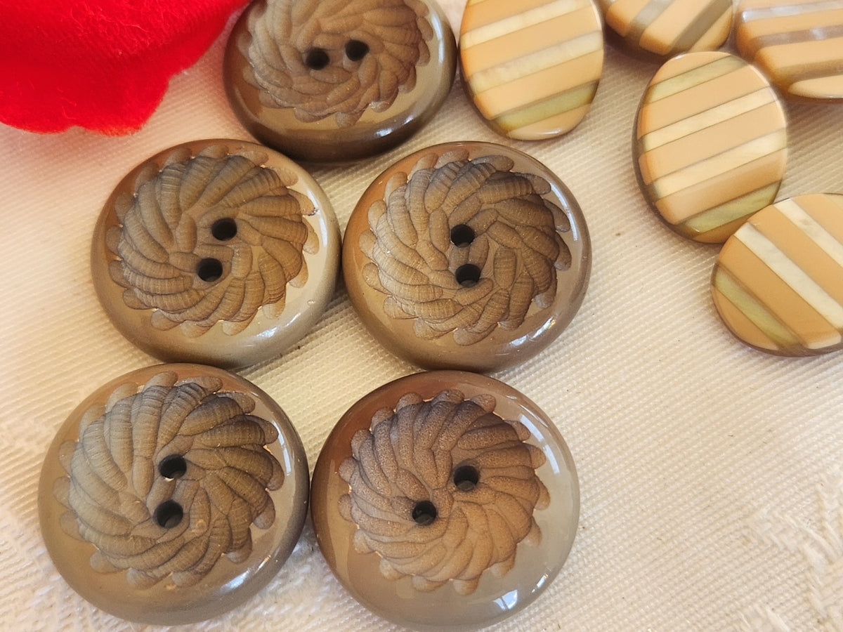 Lot 12 boutons vintage marron  2 séries 2,1  et 1,2 sur 1,7 cm ref 6297