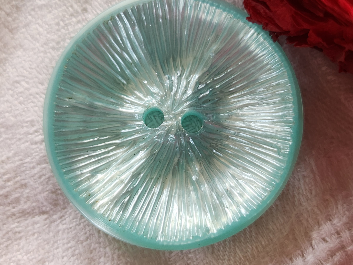 Enorme bouton vintage bleu lumineux texturé 4 cm ou 40 mm ref 2779