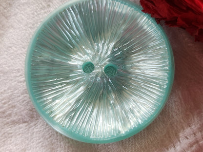 Enorme bouton vintage bleu lumineux texturé 4 cm ou 40 mm ref 2779