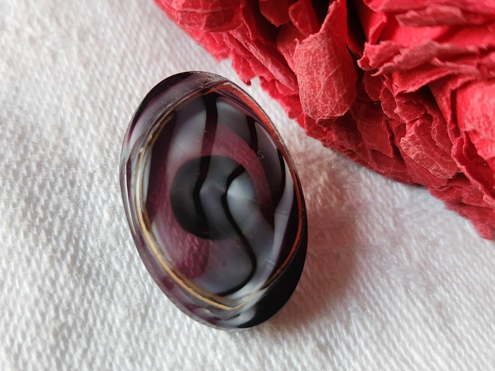 Bouton ancien en verre tigré gris  violet  1,6 sur 2,2 cm G3F