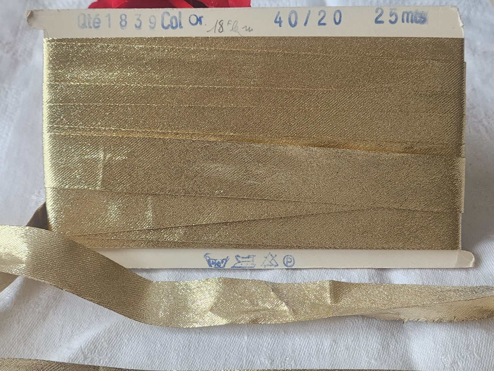 Biais vintage ruban doré vintage made in France  8 mètres sur sa plaque  A3