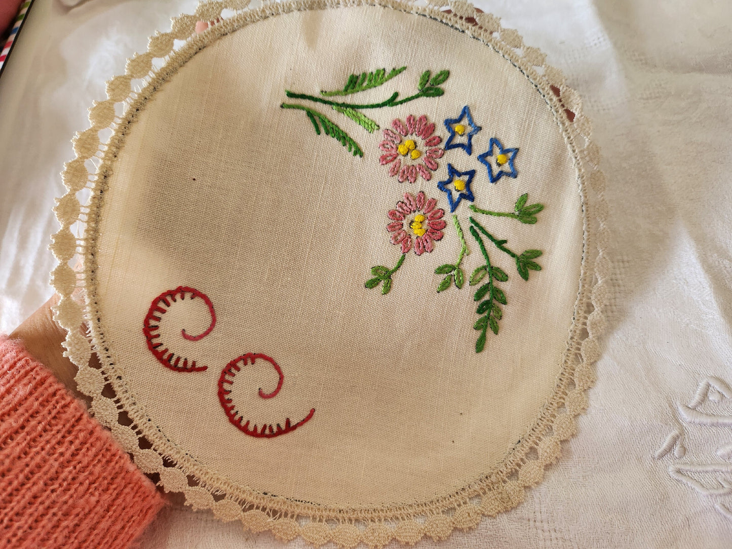 Napperon ancien broderie main jamais utilisé fleur couleur lin 20 cm B6