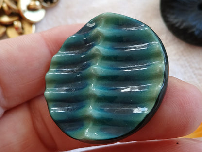 Gros bouton ancien en celluloïd superbe pied vert/bleu  3,7 cm  ref 6459