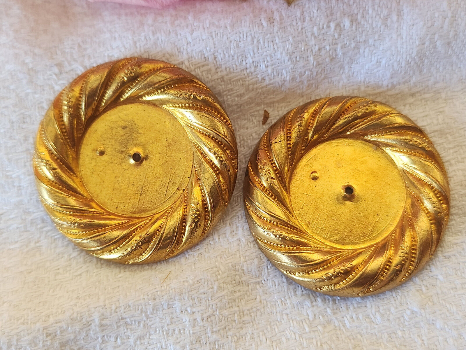 Duo ornements anciens en métal doré percé vintage 3,2 cm ref 0037
