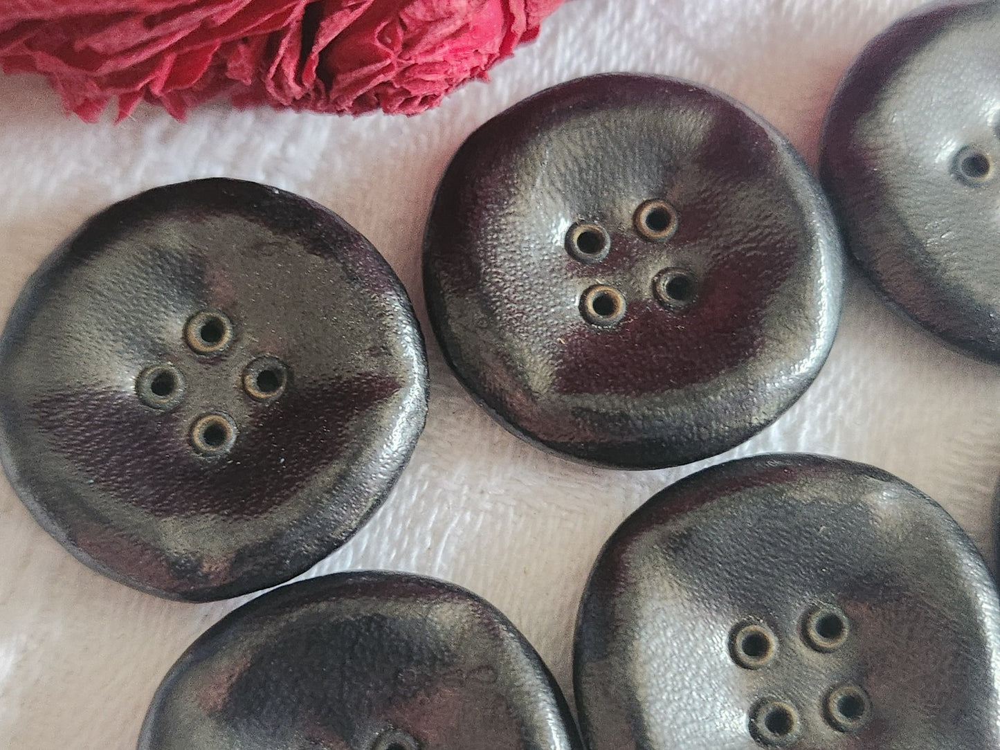 Lot  6 boutons anciens en cuir gris passants 2,3 cm ref 6085