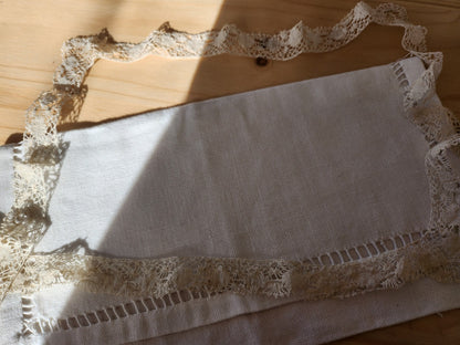 Dentelle ancienne pour pourtour mouchoir  lin  T2-18