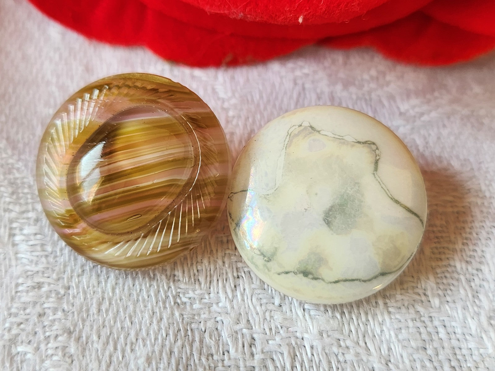 Duo boutons anciens en verre vintage vert  travaillé 1,7 cm D19B