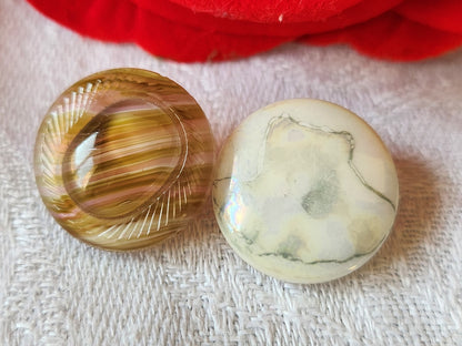 Duo boutons anciens en verre vintage vert  travaillé 1,7 cm D19B