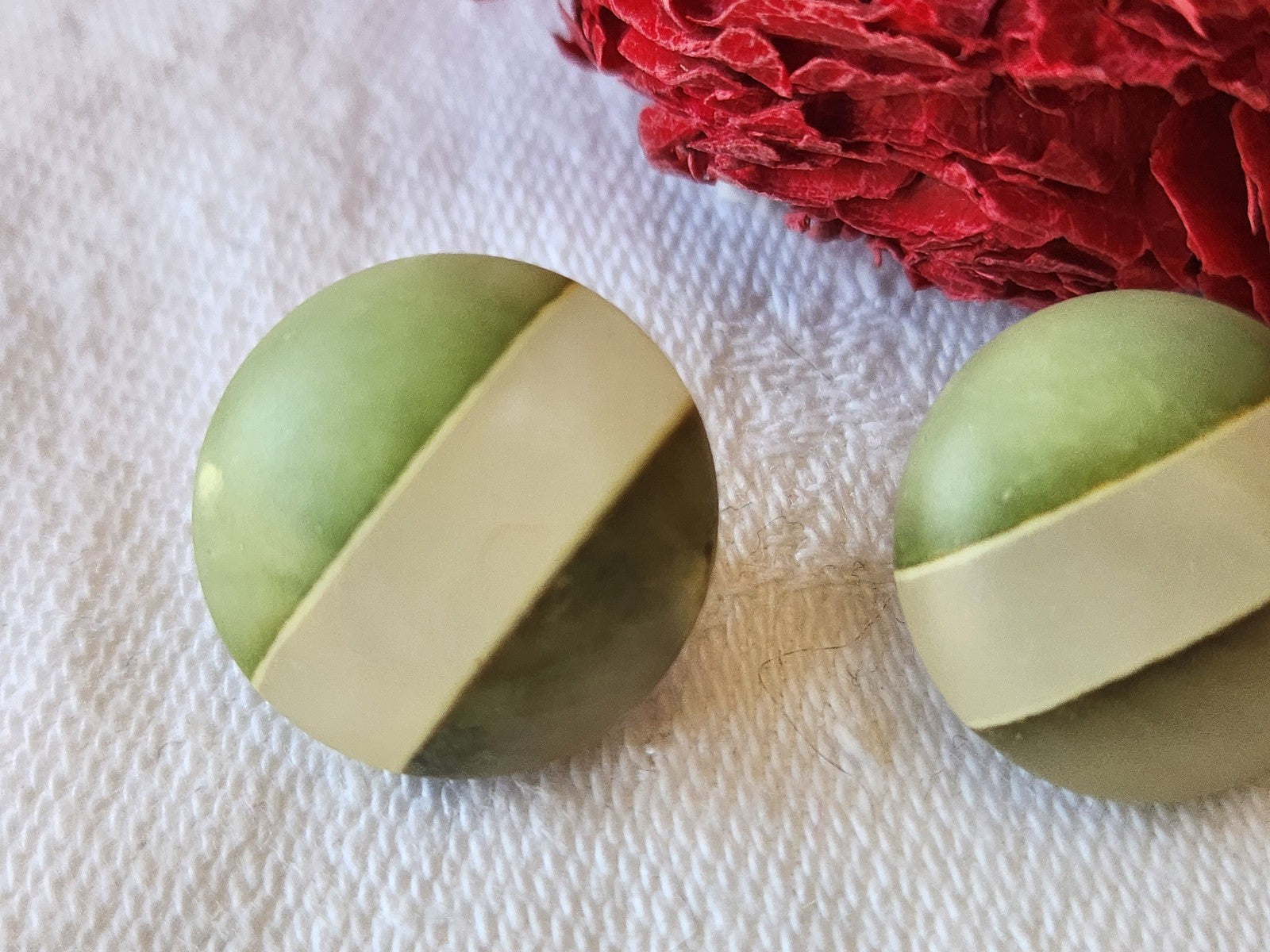 duo boutons anciens en verre dépoli vert vintage parurier 1,6 cm G15H