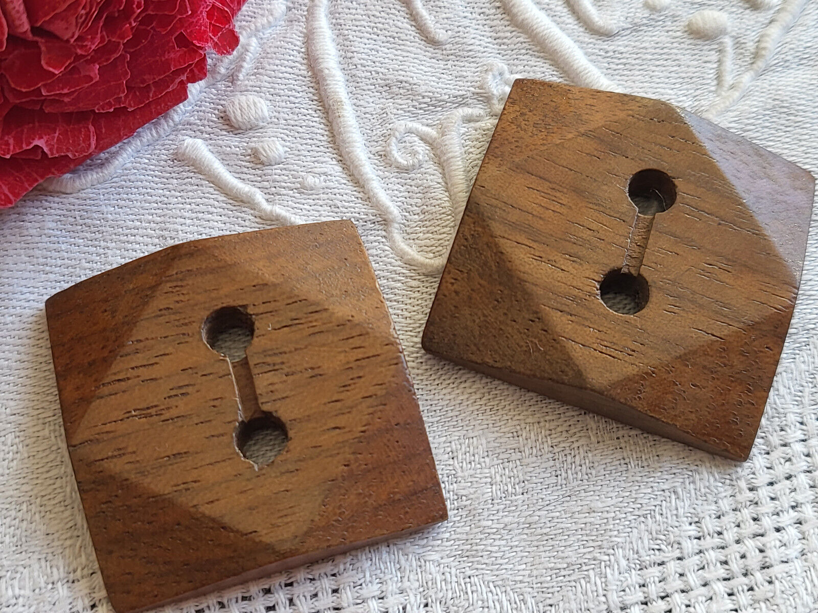 Duo gros boutons ancien en bois carré  marron  3,1 cm ref 5012