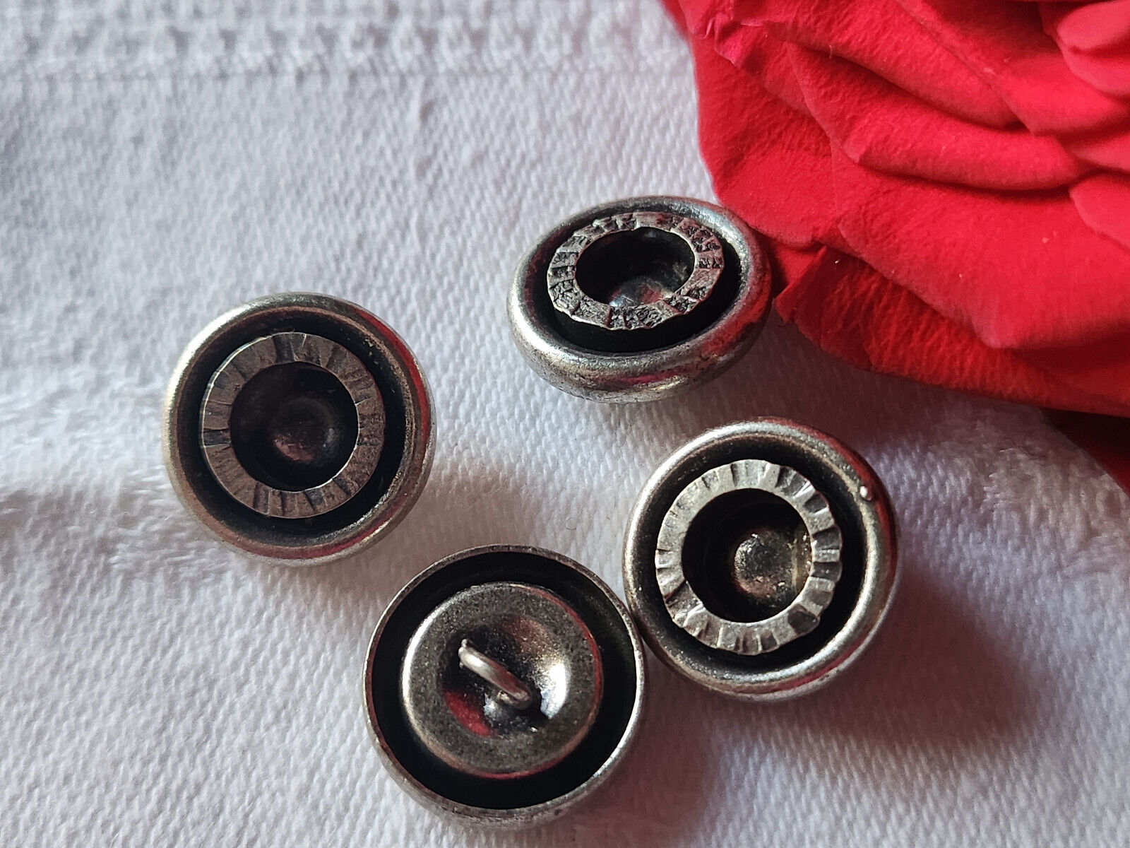 Lot 4 boutons vintage en métal argenté  pied 1,5 cm G17D