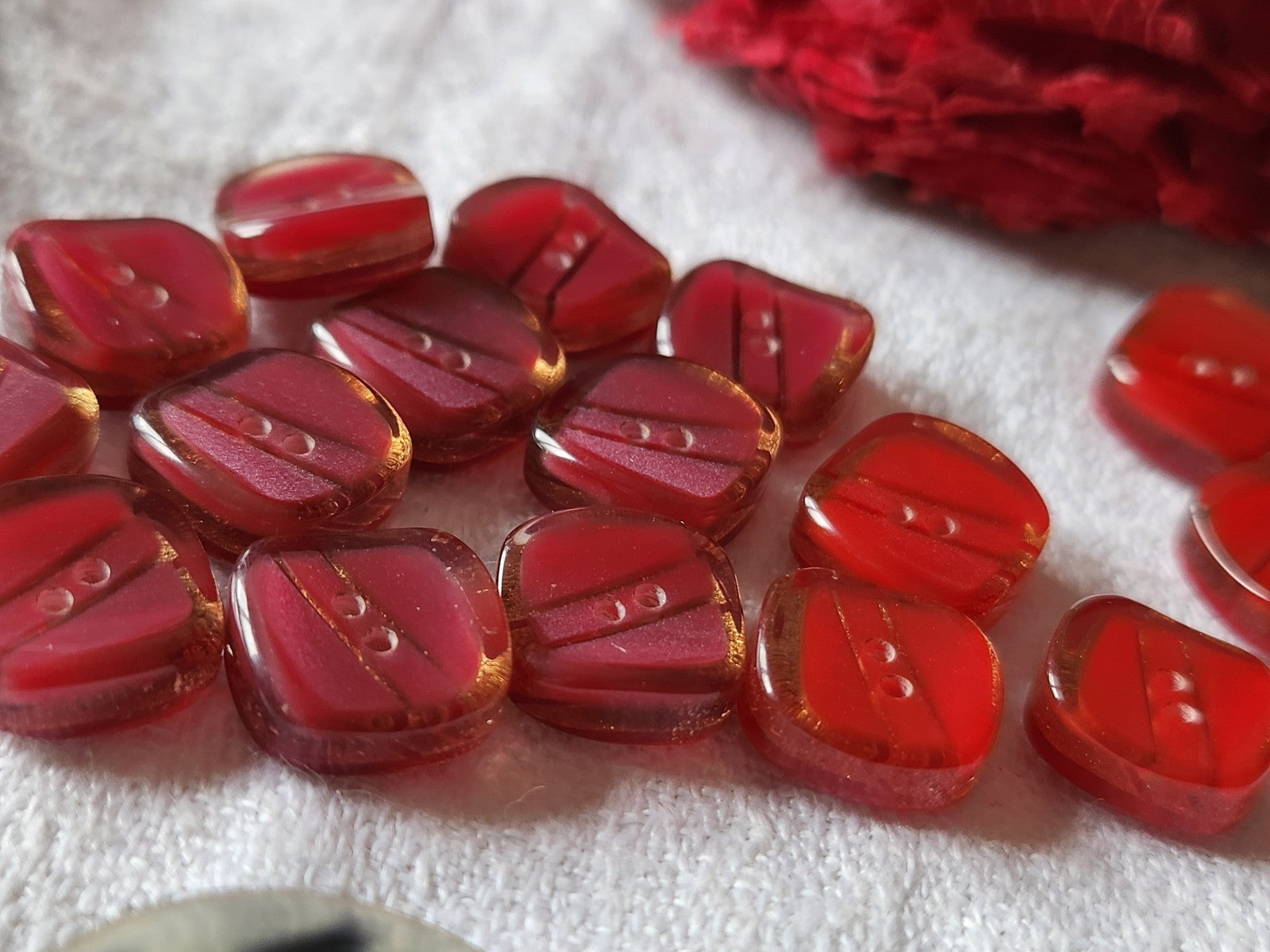 Lot 16 boutons vintage fushia et rouge 2 series mini trous 1,1 cm ref 2695