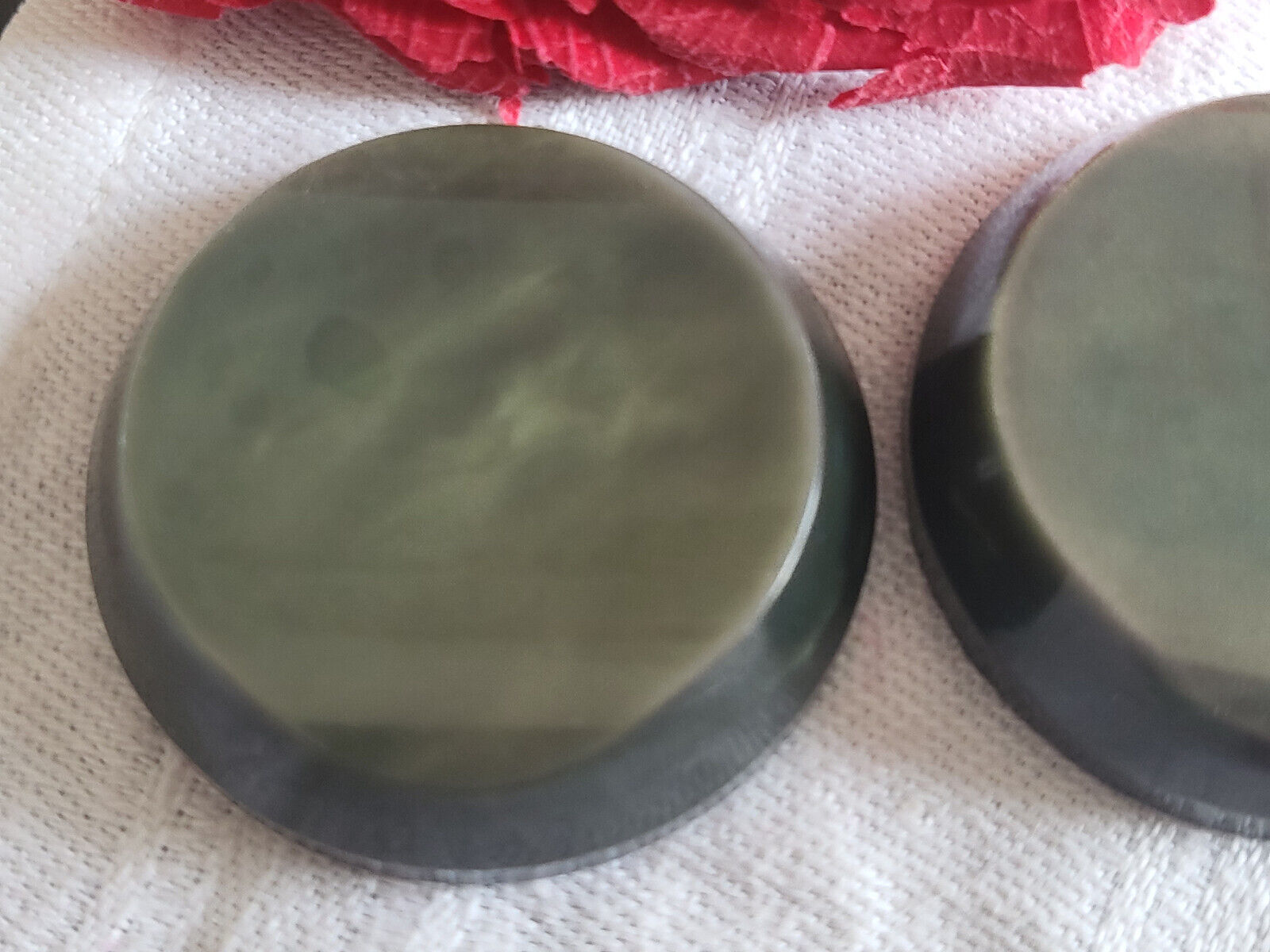 Duo gros boutons anciens épais vert delavé gris diamètre 3,5 cm ref 2419