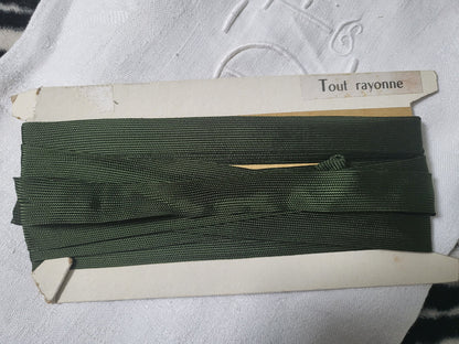 Ruban ancien biais en rayonne vert grand metrage 9 mètres sur 1,5 cm A1