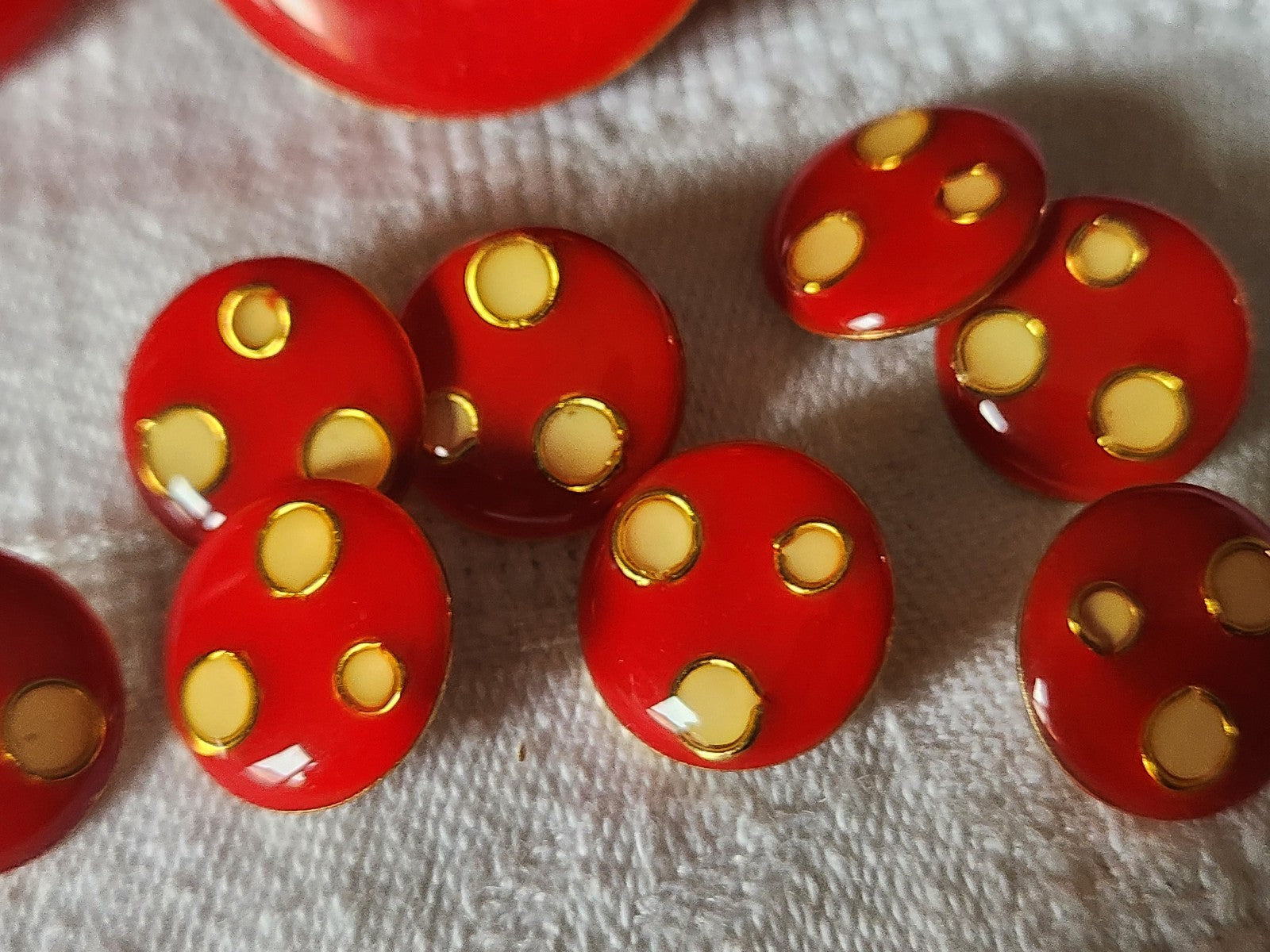 Rare Boucle de ceinture ancienne avec ses 8 boutons assortis rouge  T1