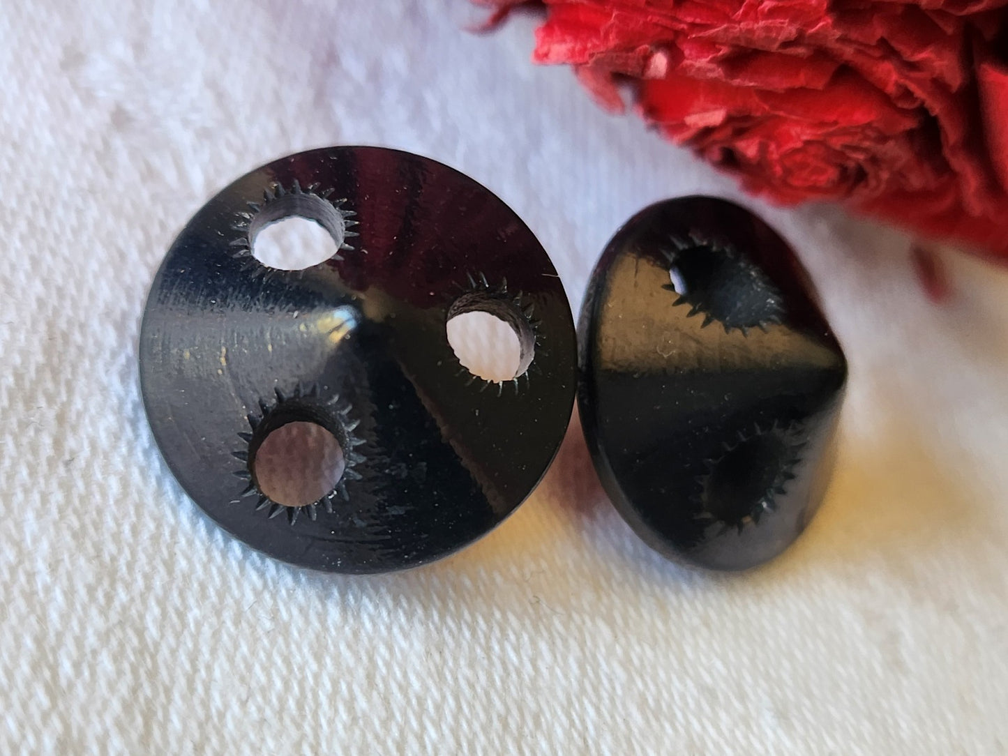 Duo boutons anciens un noir dome ajouré pied laiton 1,8 cm G15C