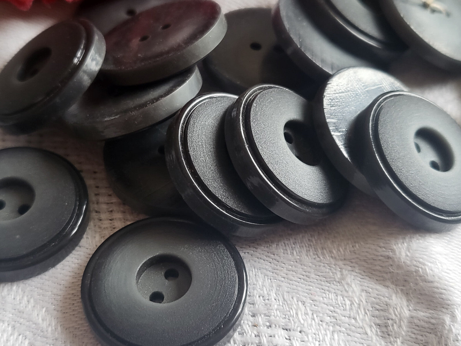 Lot 10  boutons vintage gris travaillé à trous diamètre  2,2 cm ref 5219