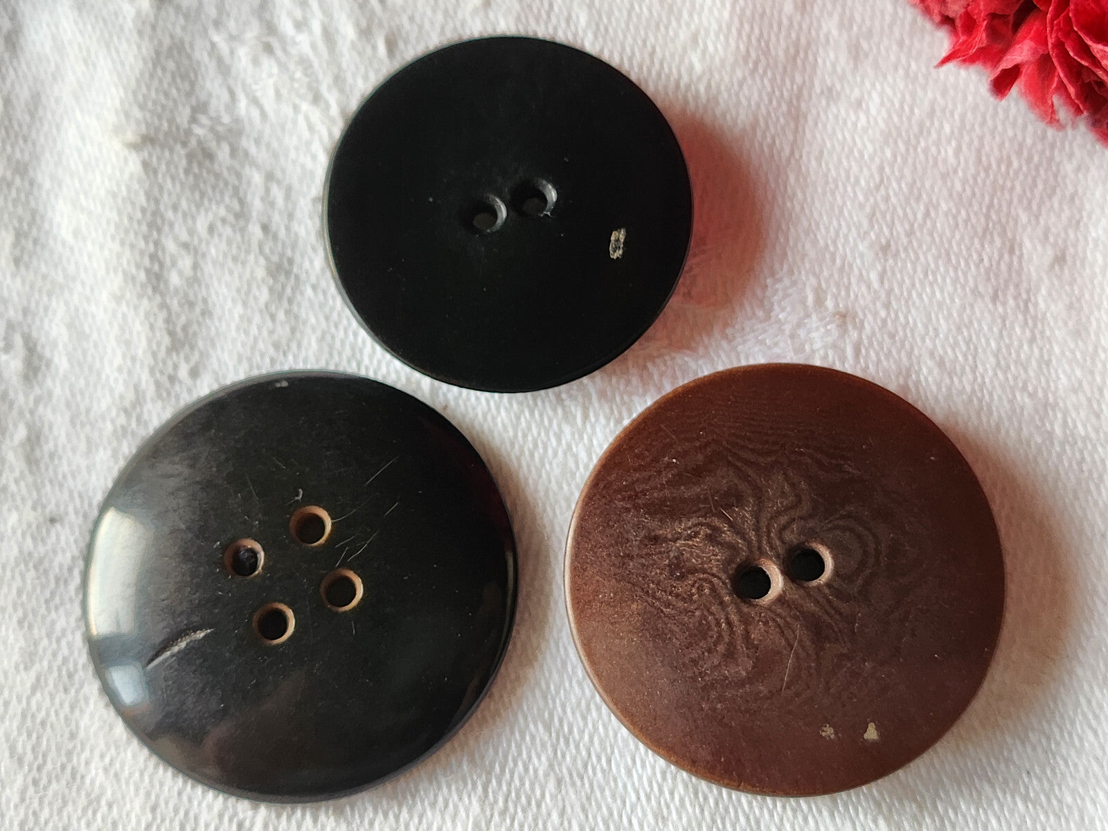 Trio gros boutons anciens en corozo travaillé diamètre 2,7 à 3,1 cm ref 6027