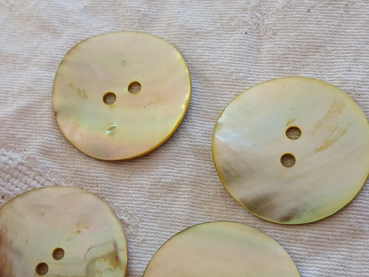 Lot 6 énormes boutons vintage en nacre jaune trous 3,4 cm ou 34 mm ref 6494