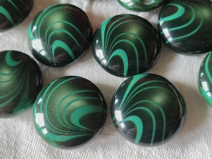 Lot 6 boutons vintage vert à vague bombé pied plat 2,2 cm ref 3832