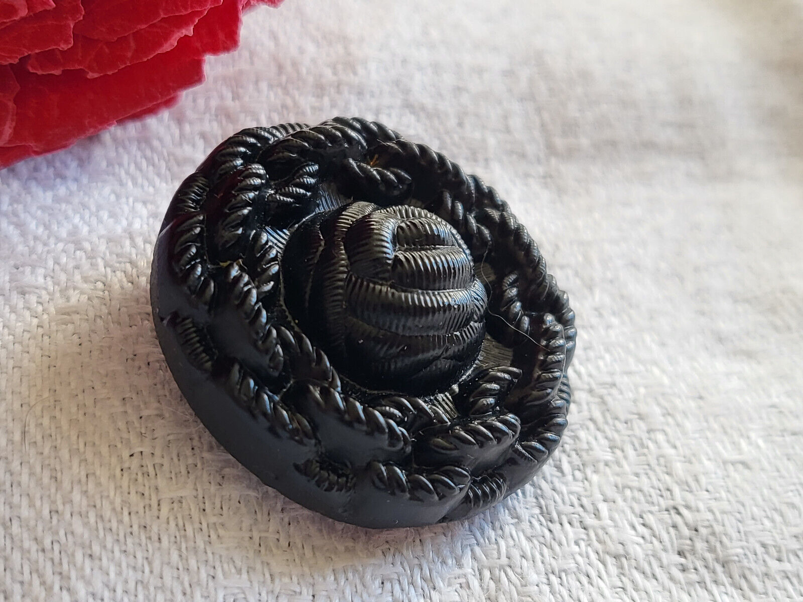 Gros bouton ancien, en verre noir effet passementerie diamètre 2,6 cm G16D