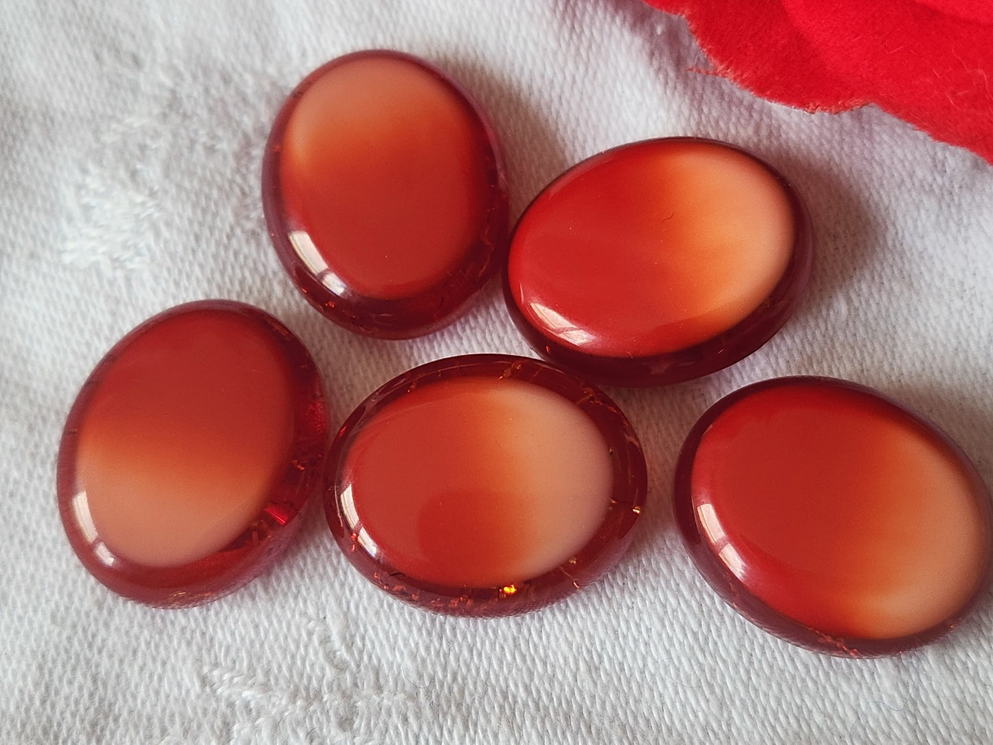 Lot 5 boutons vintage rouge ovale pied 1,8 cm sur 2,2 cm ref 2482