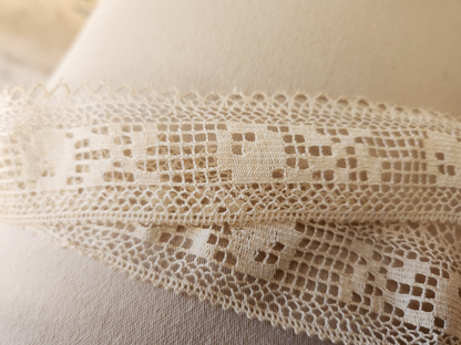 Dentelle ancienne grande longueur  8m 30 sur 3 cm B8