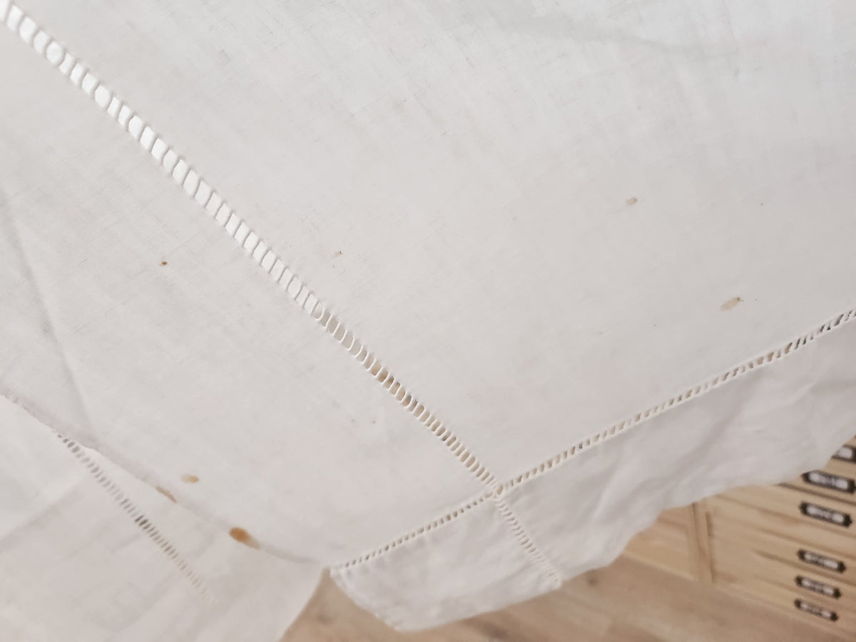 Ancien retour de drap blanc monogramme BB jour échelle découverte  B6