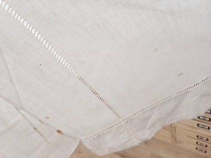 Ancien retour de drap blanc monogramme BB jour échelle découverte  B6
