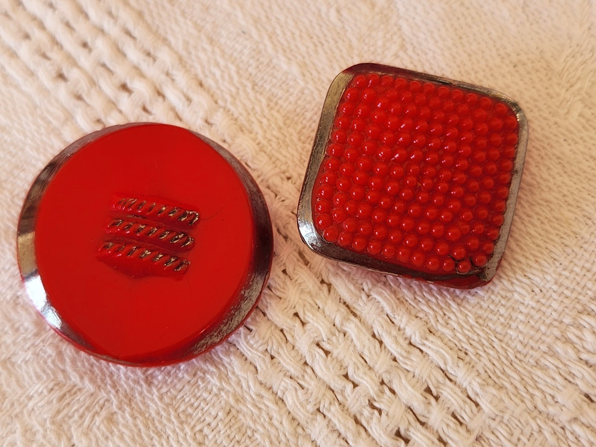 Duo boutons anciens en verre rouge 1,8 cm et 2,1 cm argenté D17M
