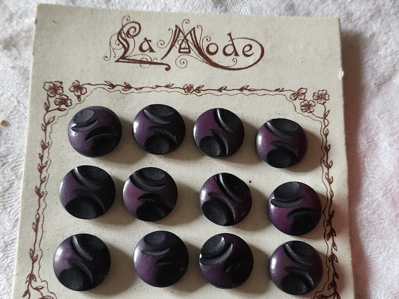 Lot  24 boutons anciens en corozo violet travaillé  plaque pied  1,4 cm n°34