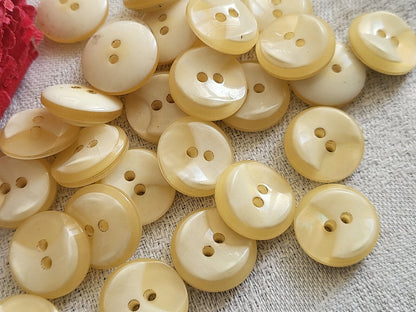 Lot  26 boutons vintage beige petits crème nacré  1,5 cm ref 5484