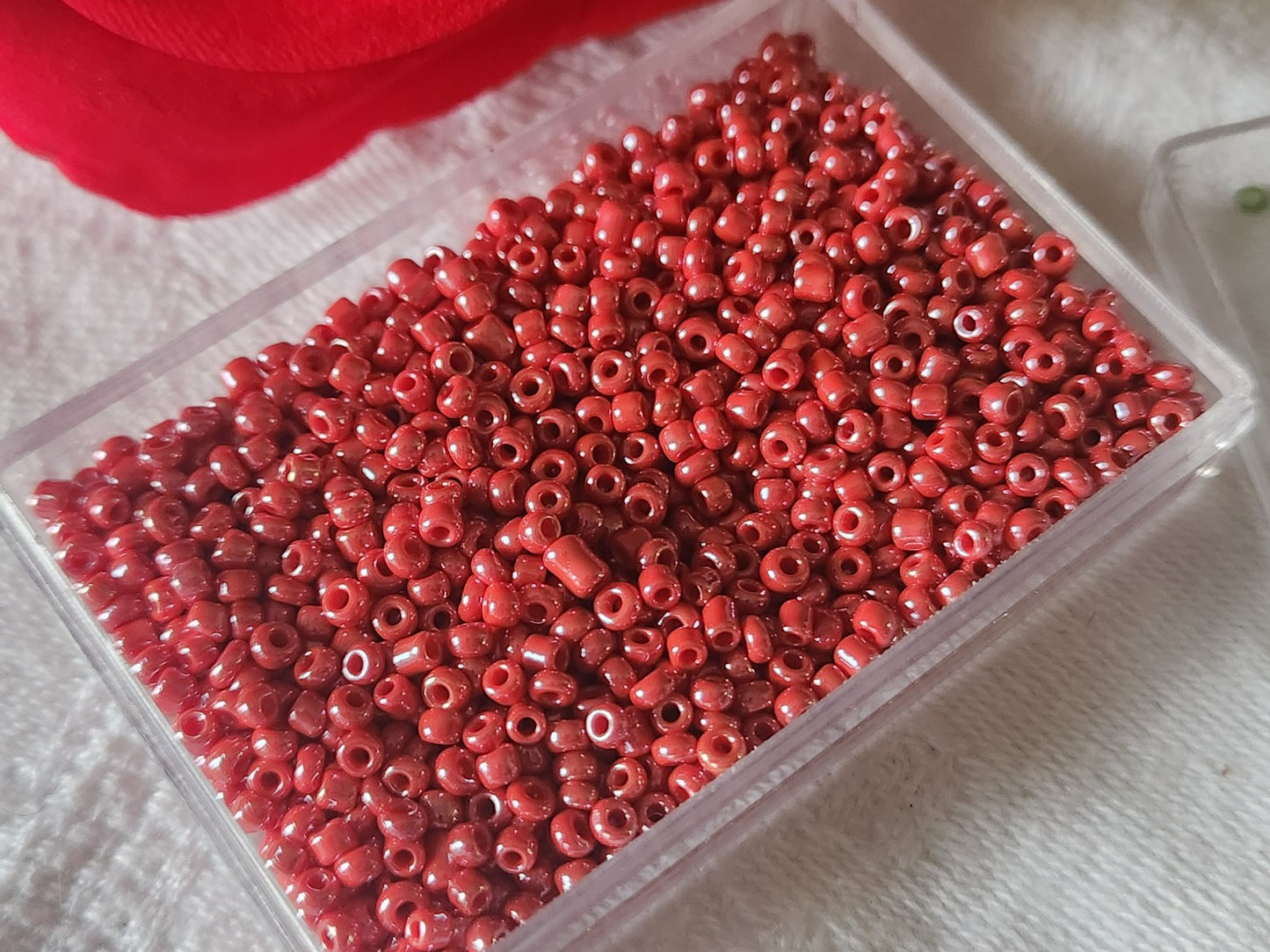Lot environ 22 grammes de perles de rocaille rouge satiné  n°20