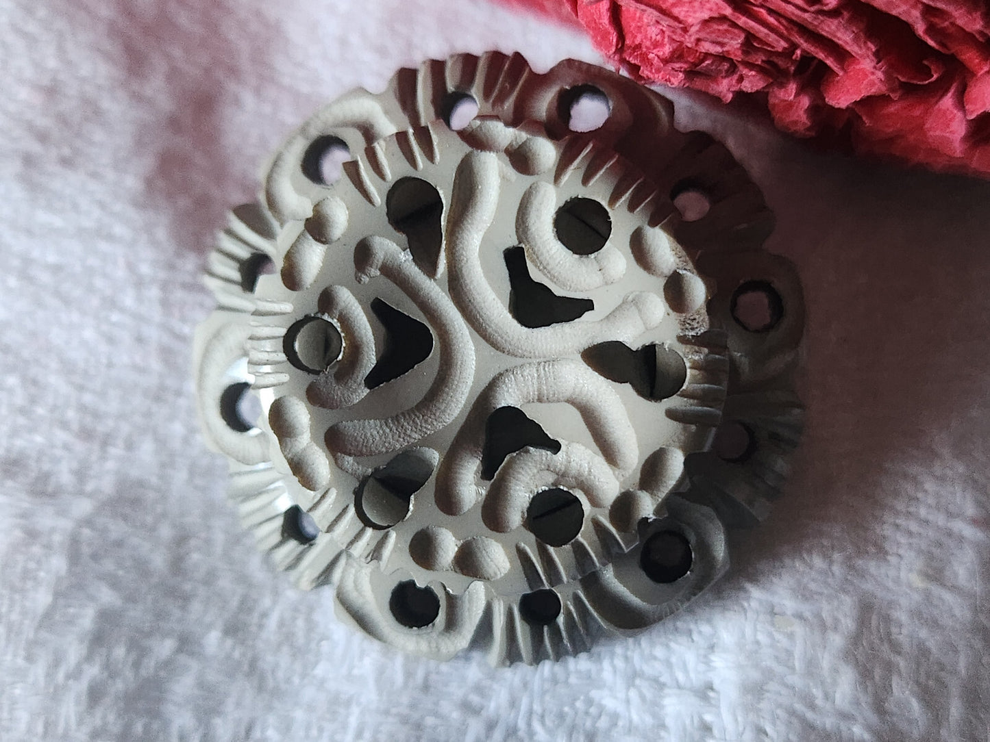 Bouton ancien collection gris sculpté joli ajouré motif 3 cm  ref 944