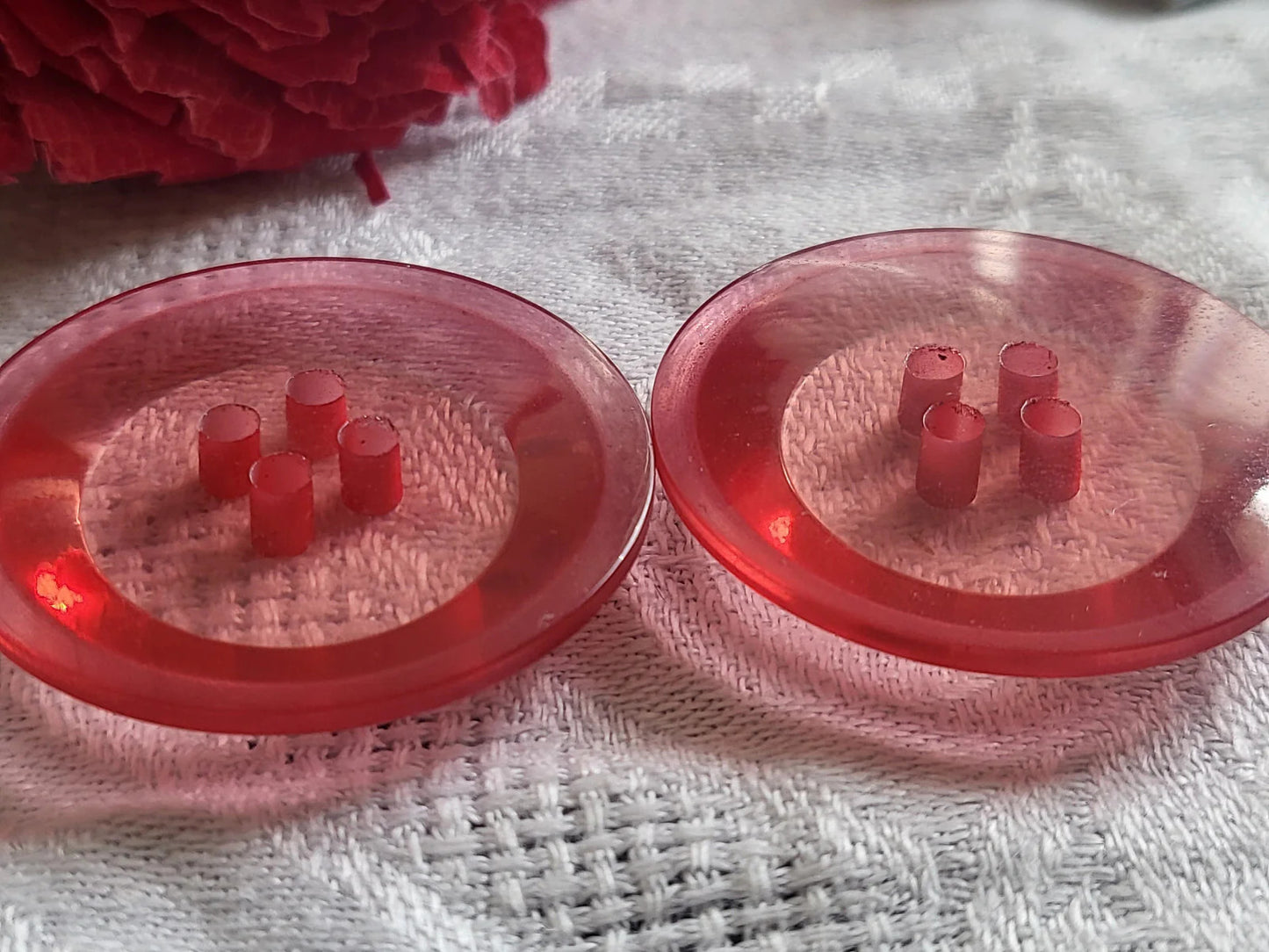 Duo gros boutons vintage rouge rosé transparent à trous 3,4 cm ref 5315