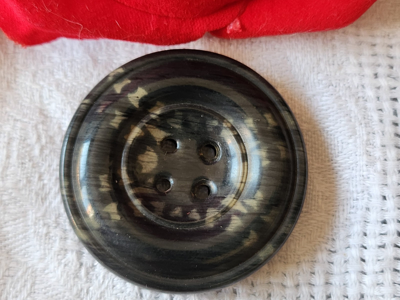 Gros bouton ancien celluloid  4 cm XXL trous D19N