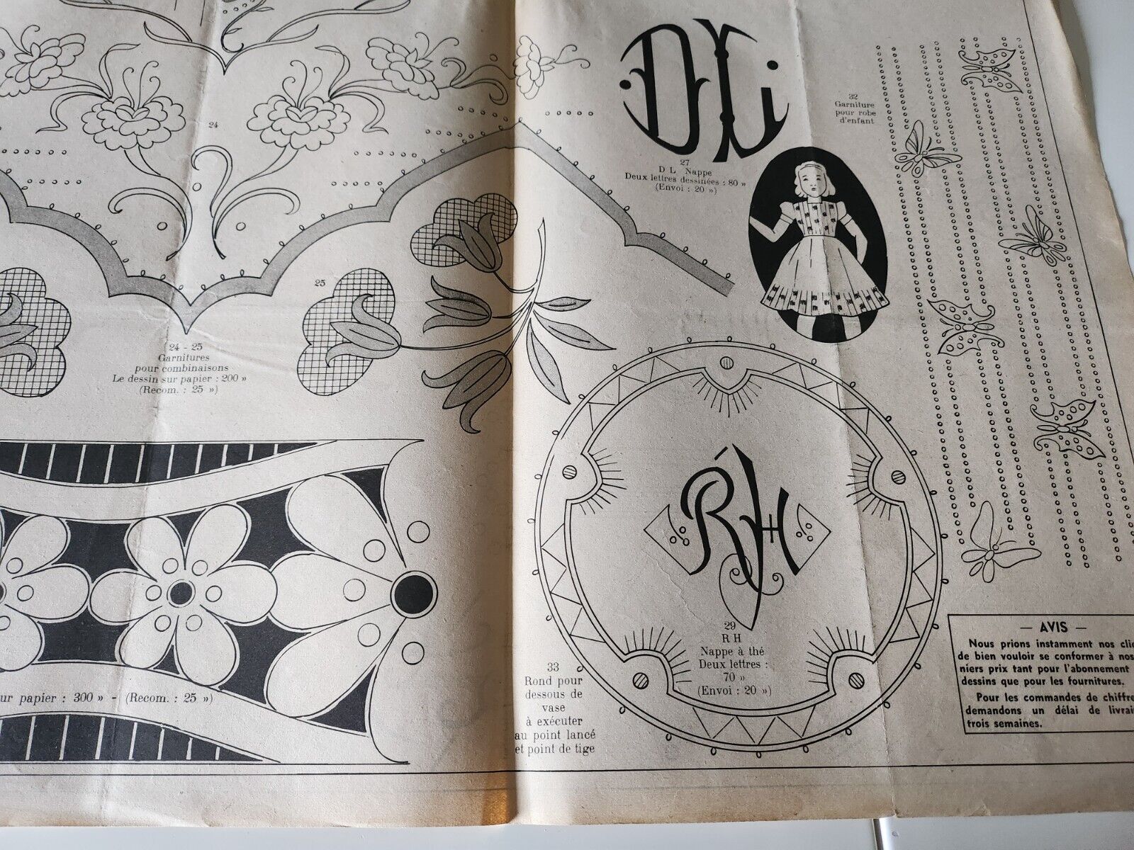 Le journal des brodeuses 1952  n° 693 dessous de vase motifs et ecussons divers