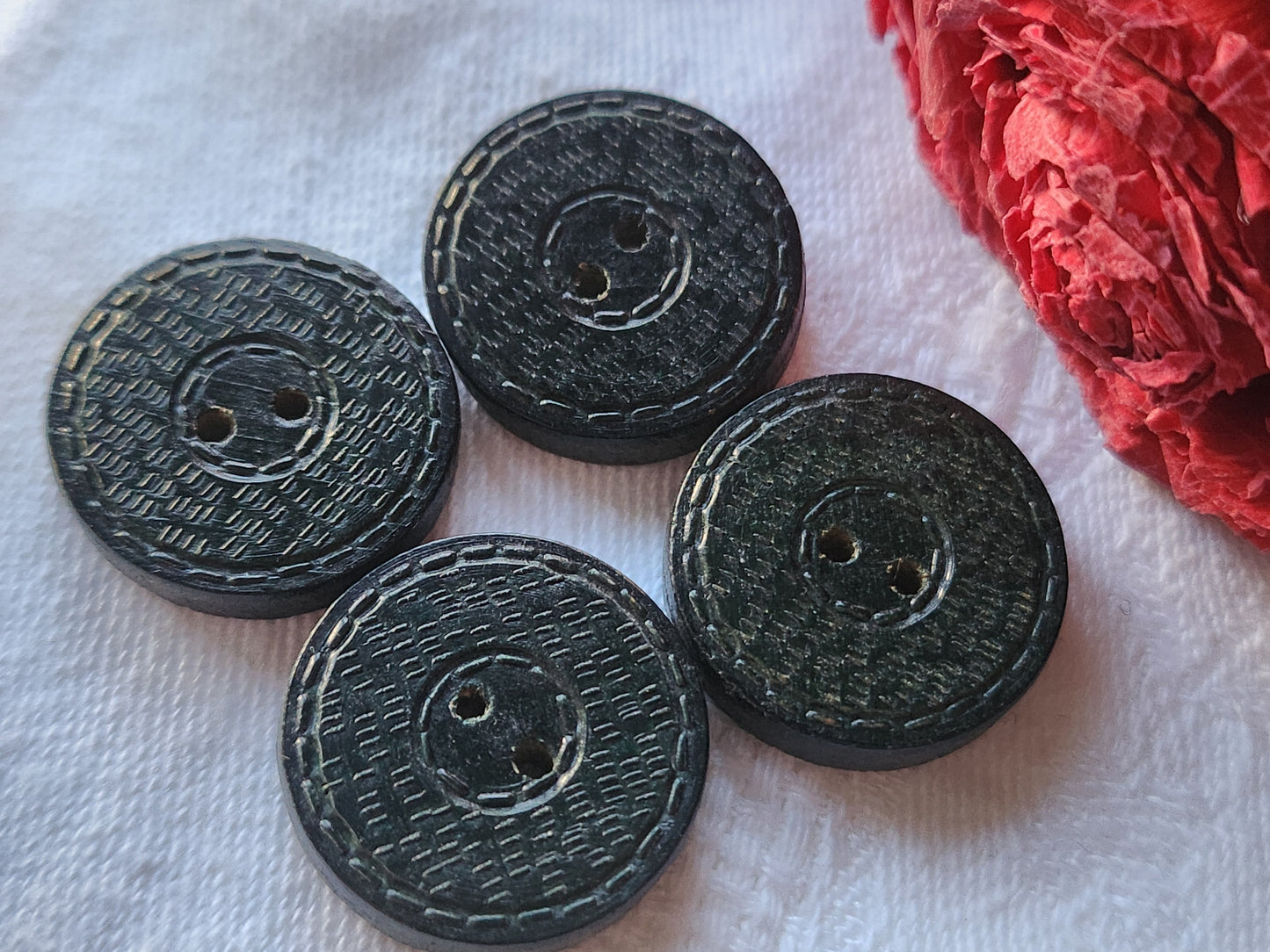 Lot 4 boutons anciens en bois vert 2,1 cm ref 5320