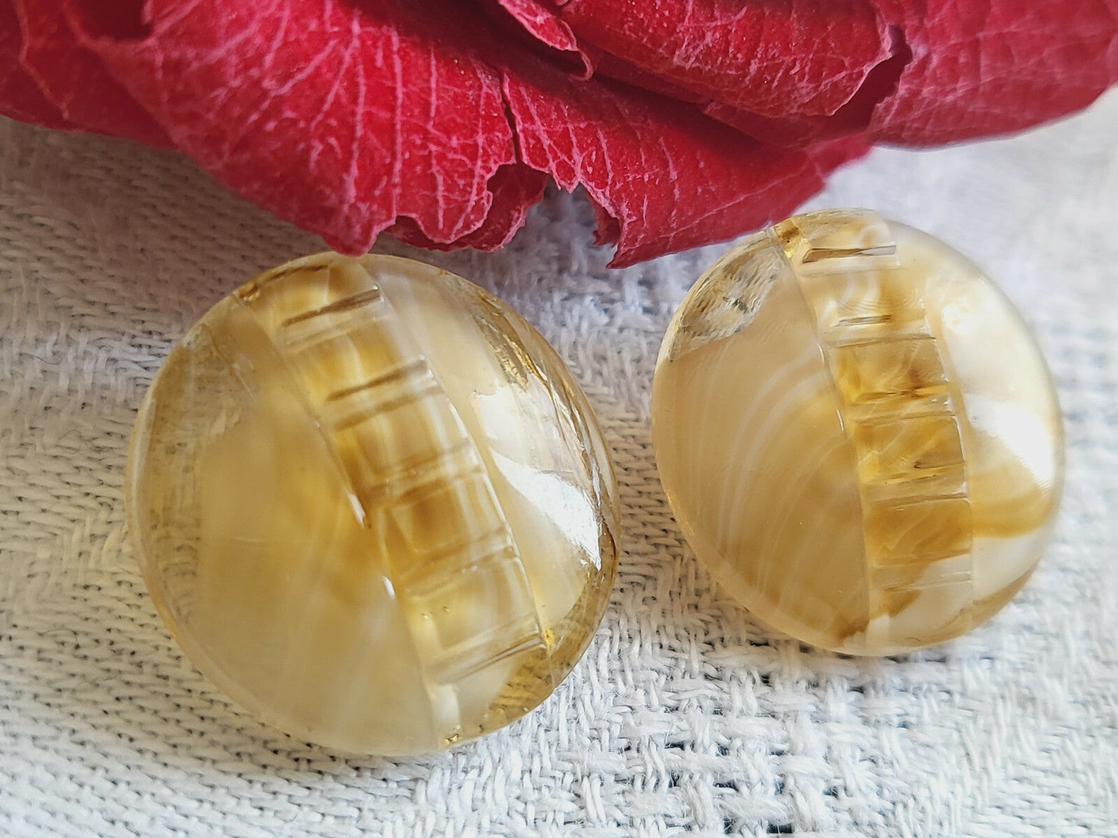 Duo boutons anciens en verre  marron camaïeu à pied veiné  1,7 cm D14M