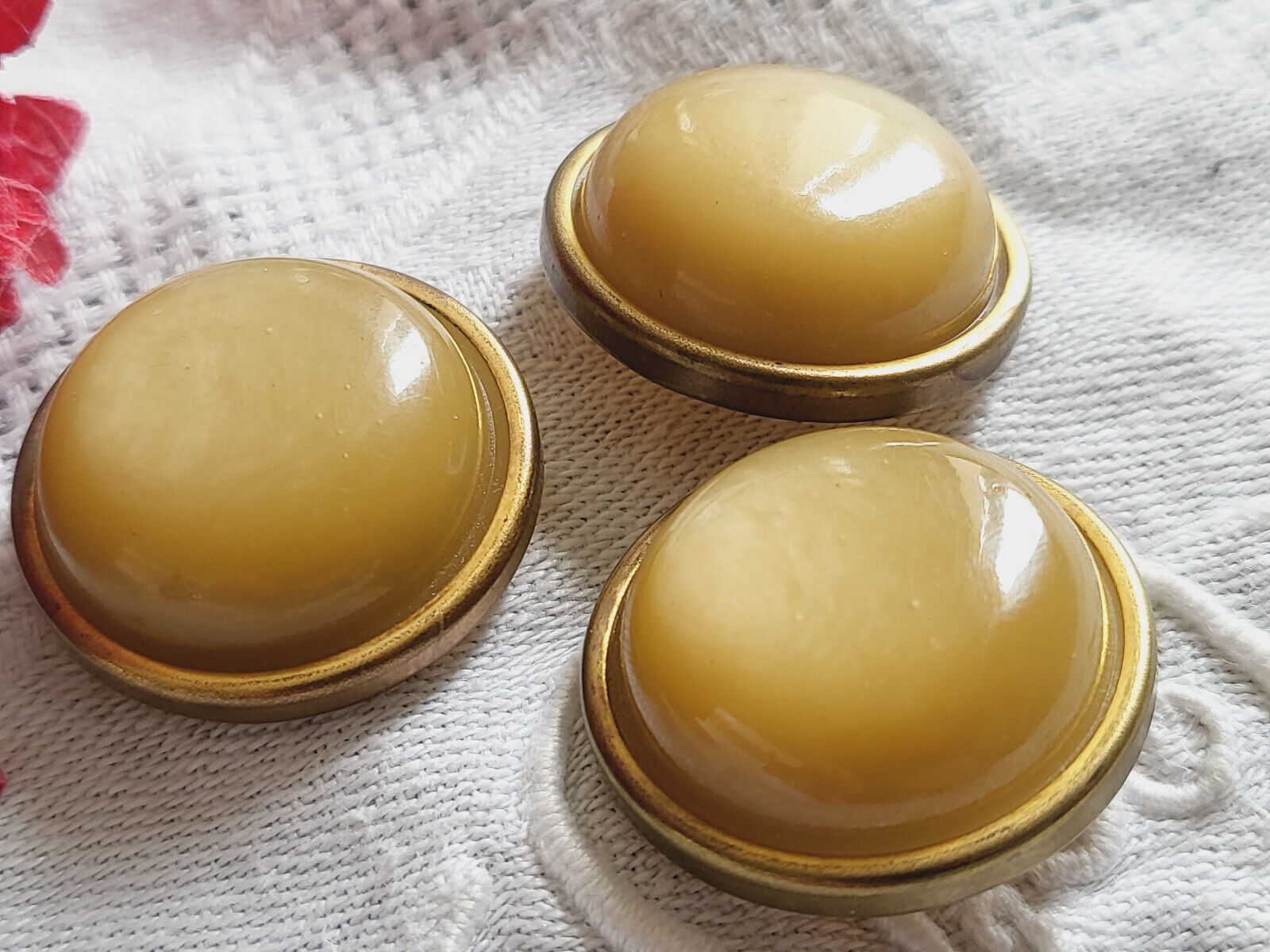 Trio boutons anciens beige bombé cerclé pied 2,2 cm ref 5805